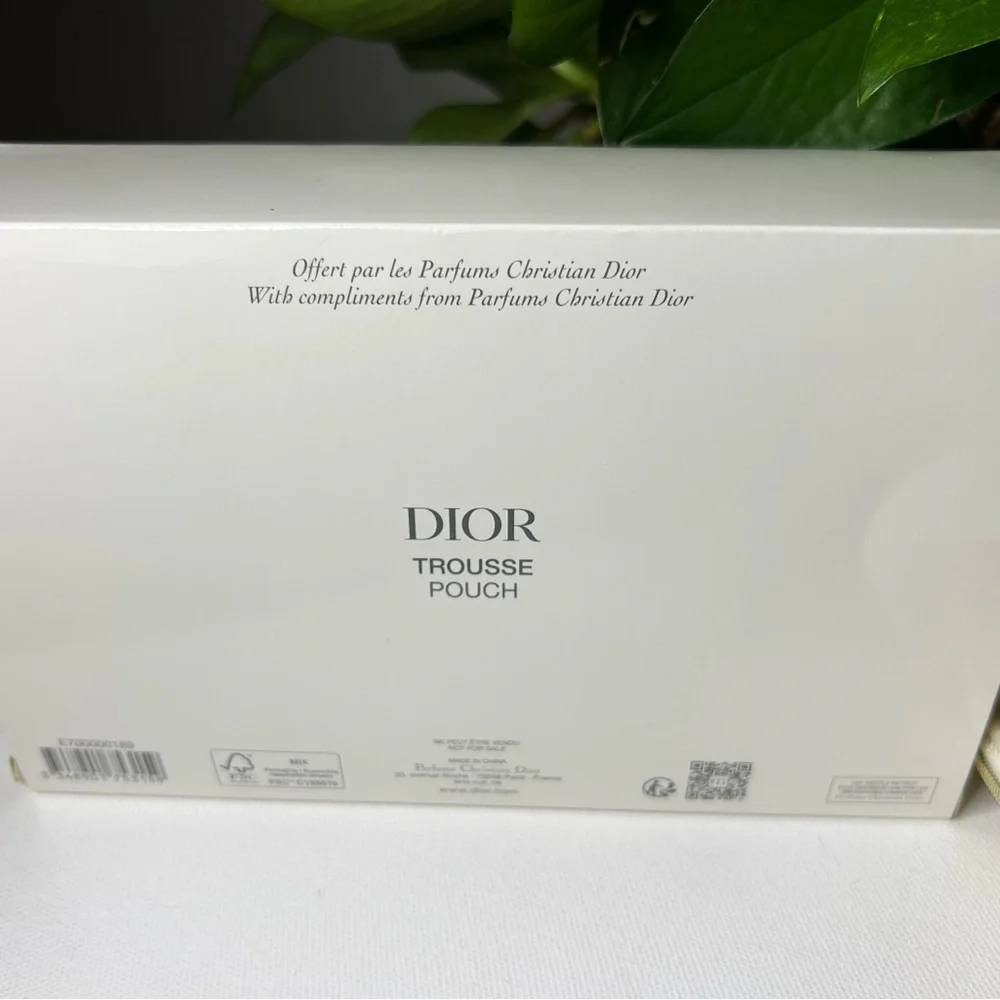 Dior Mother’s Day Pouch in Box - Picture 6 of 6